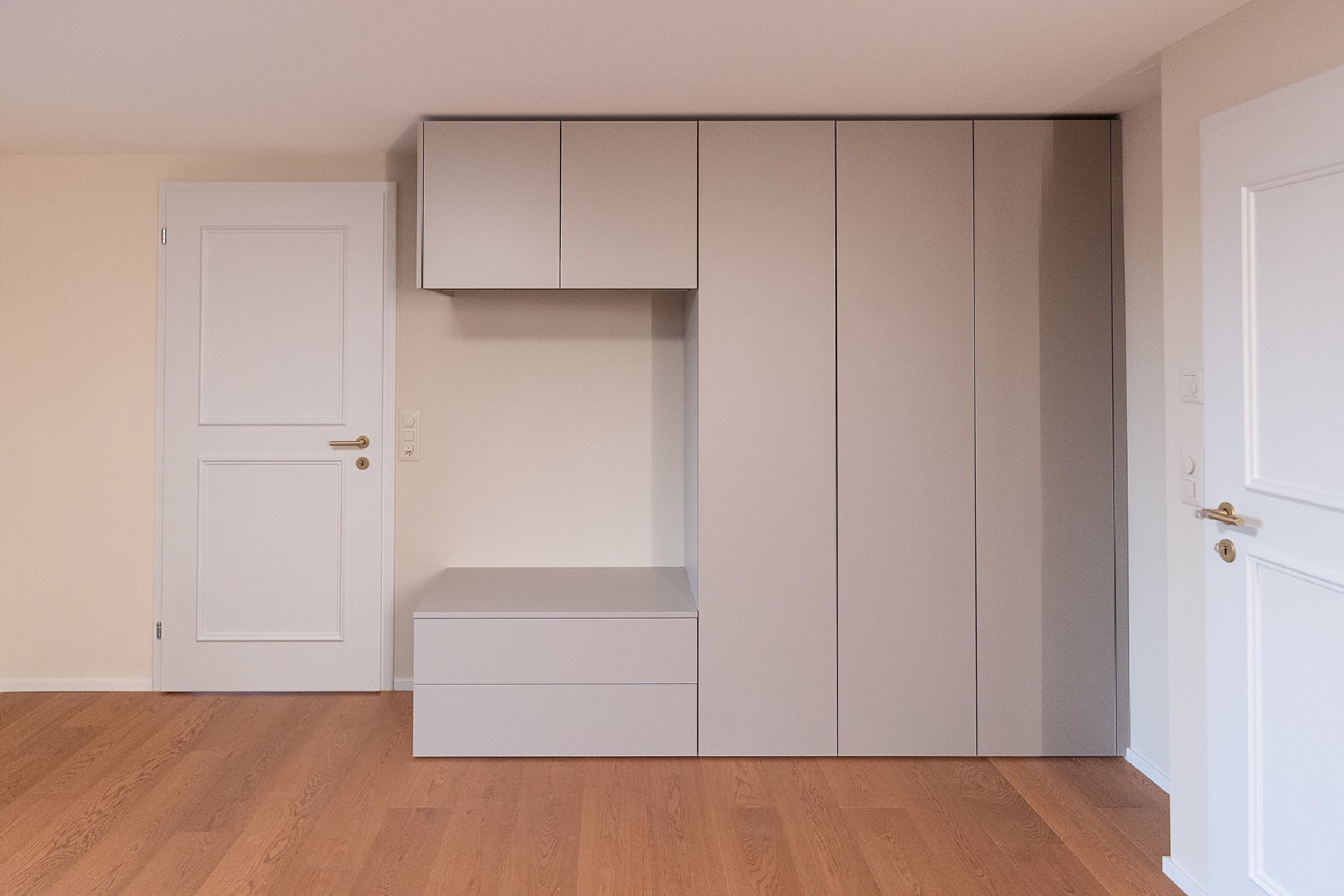 Massgefertigter Einbauschrank, der passgenau in den Raum eingebaut ist.