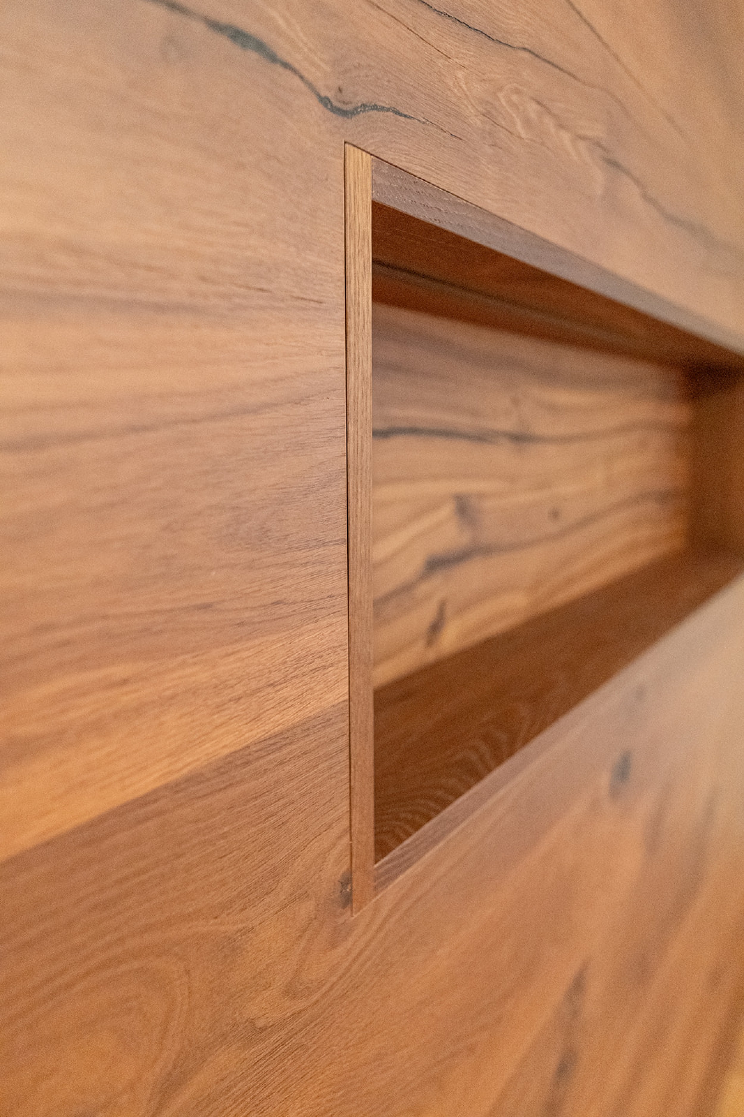 Stilvolles Badmöbel aus edlem Holz, kombiniert mit einem modernen Waschbecken und klarer, ruhiger Linienführung.