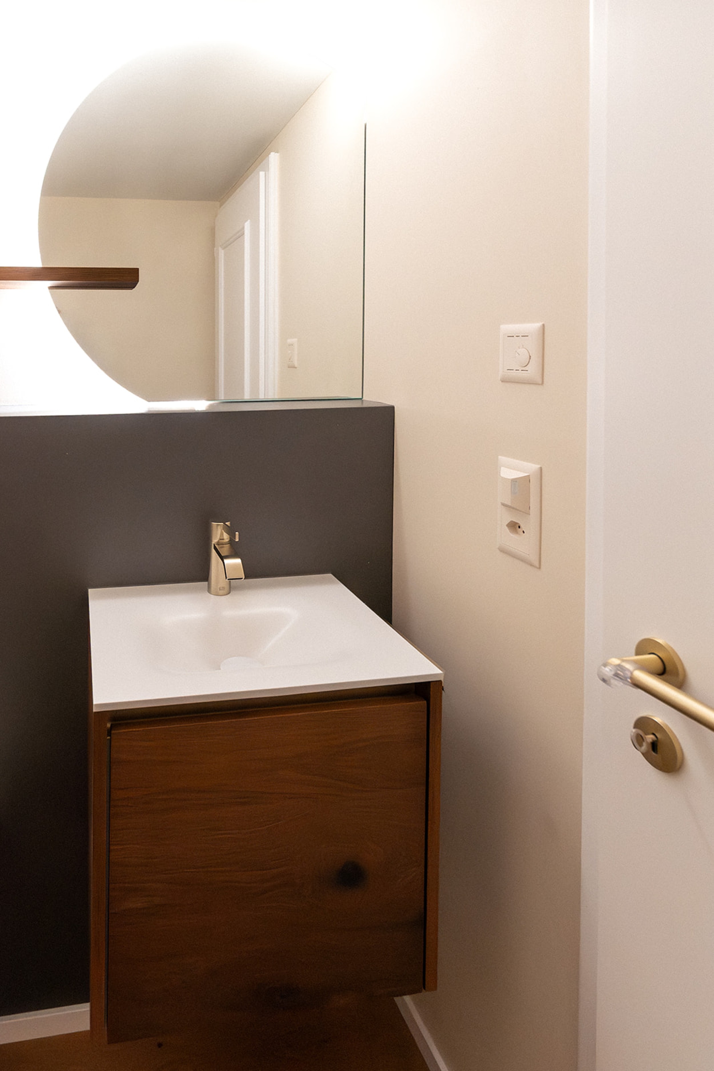 Stilvolles Badmöbel aus edlem Holz, kombiniert mit einem modernen Waschbecken und klarer, ruhiger Linienführung.