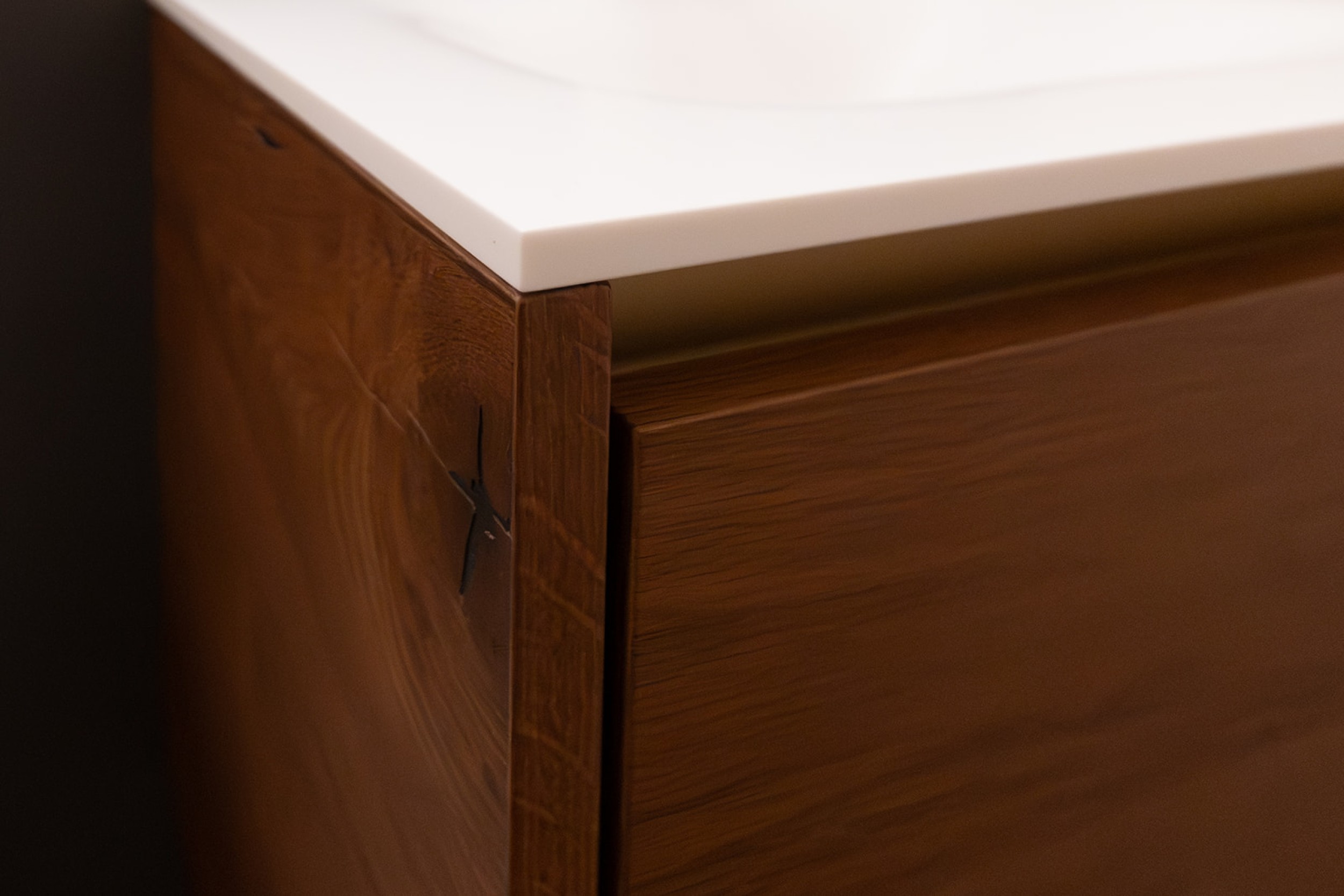 Stilvolles Badmöbel aus edlem Holz, kombiniert mit einem modernen Waschbecken und klarer, ruhiger Linienführung.