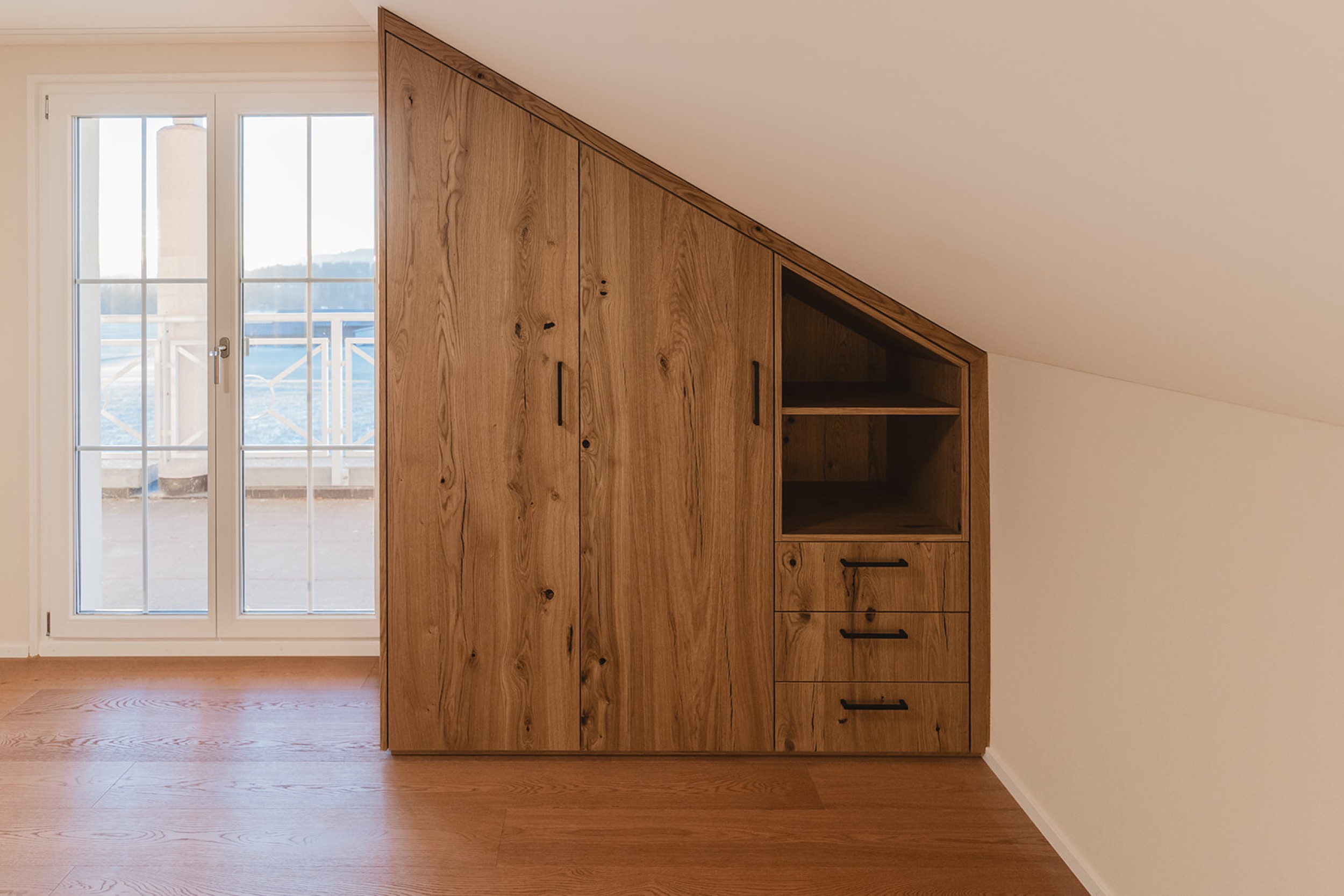 Massgefertigter Einbauschrank, der passgenau in den Raum eingebaut ist.