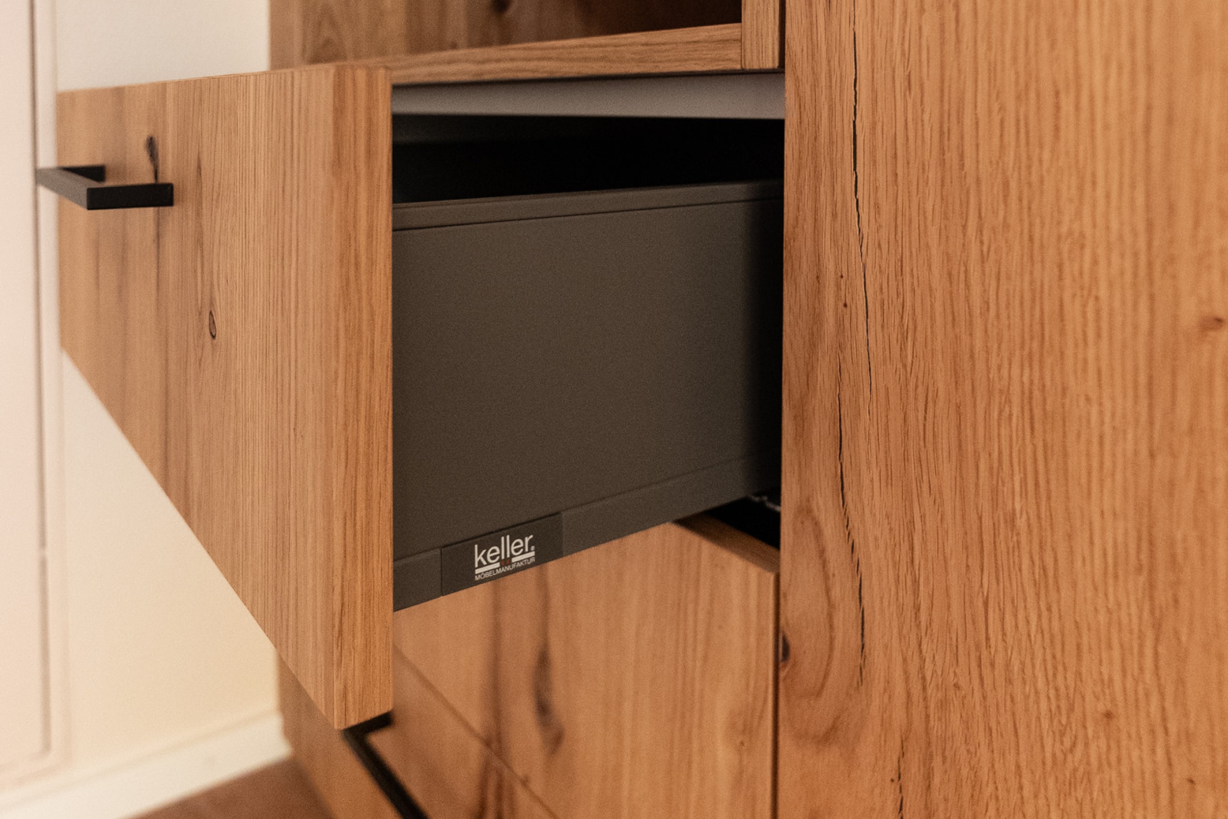 Massgefertigter Einbauschrank, der passgenau in den Raum eingebaut ist.