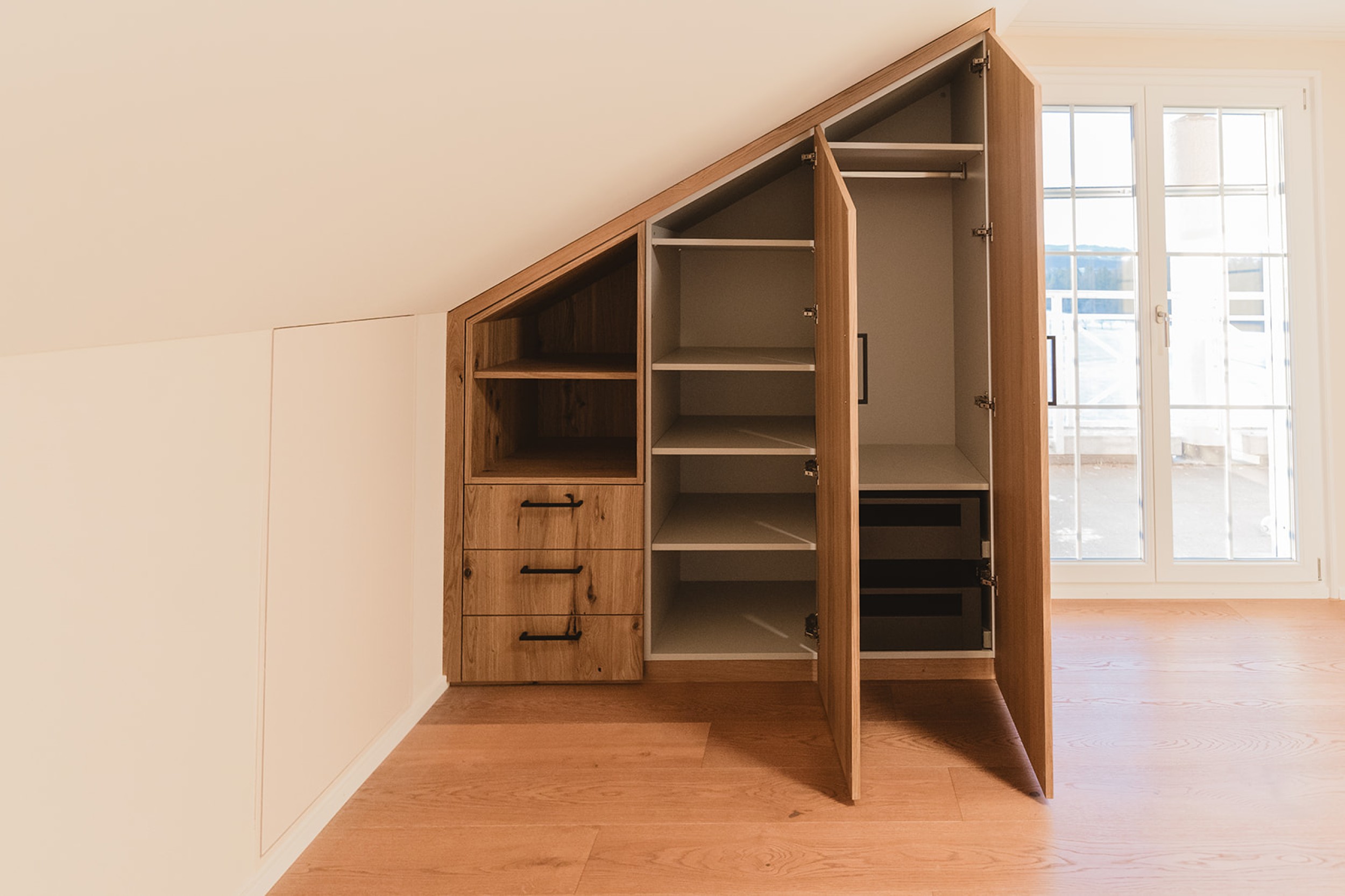 Massgefertigter Einbauschrank, der passgenau in den Raum eingebaut ist.