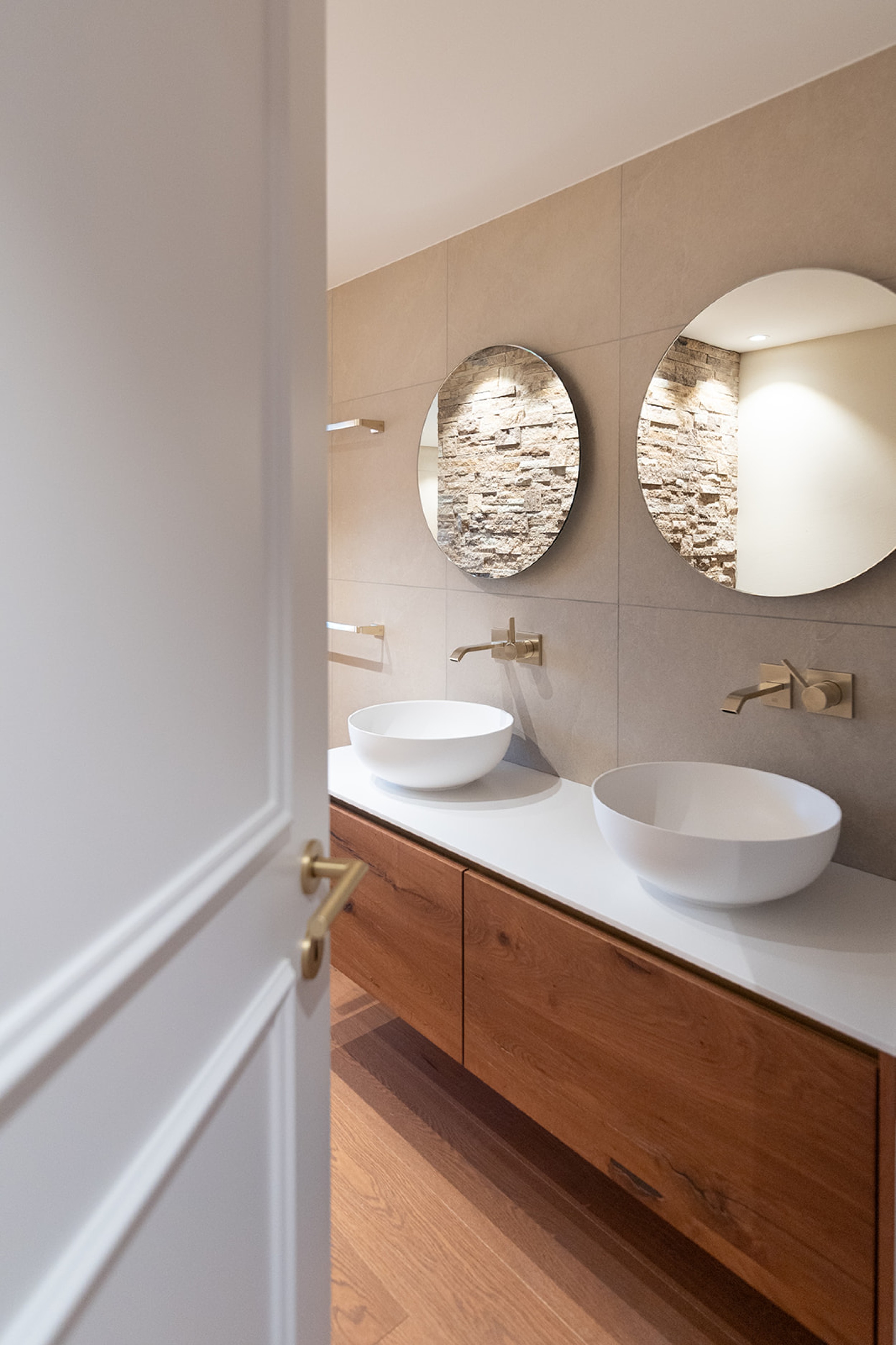 Stilvolles Badmöbel aus edlem Holz, kombiniert mit einem modernen Waschbecken und klarer, ruhiger Linienführung.