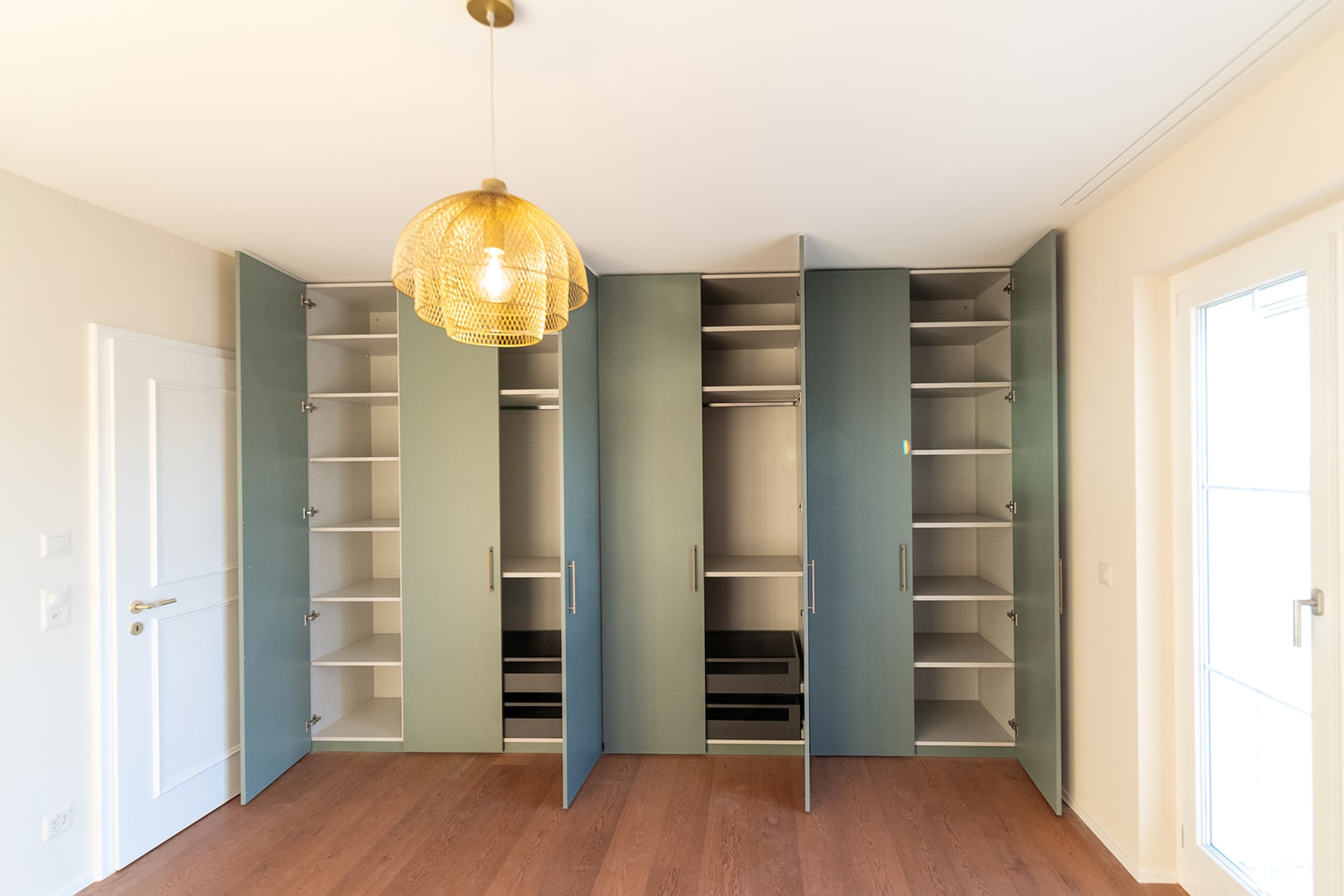 Massgefertigter Einbauschrank, der passgenau in den Raum eingebaut ist.