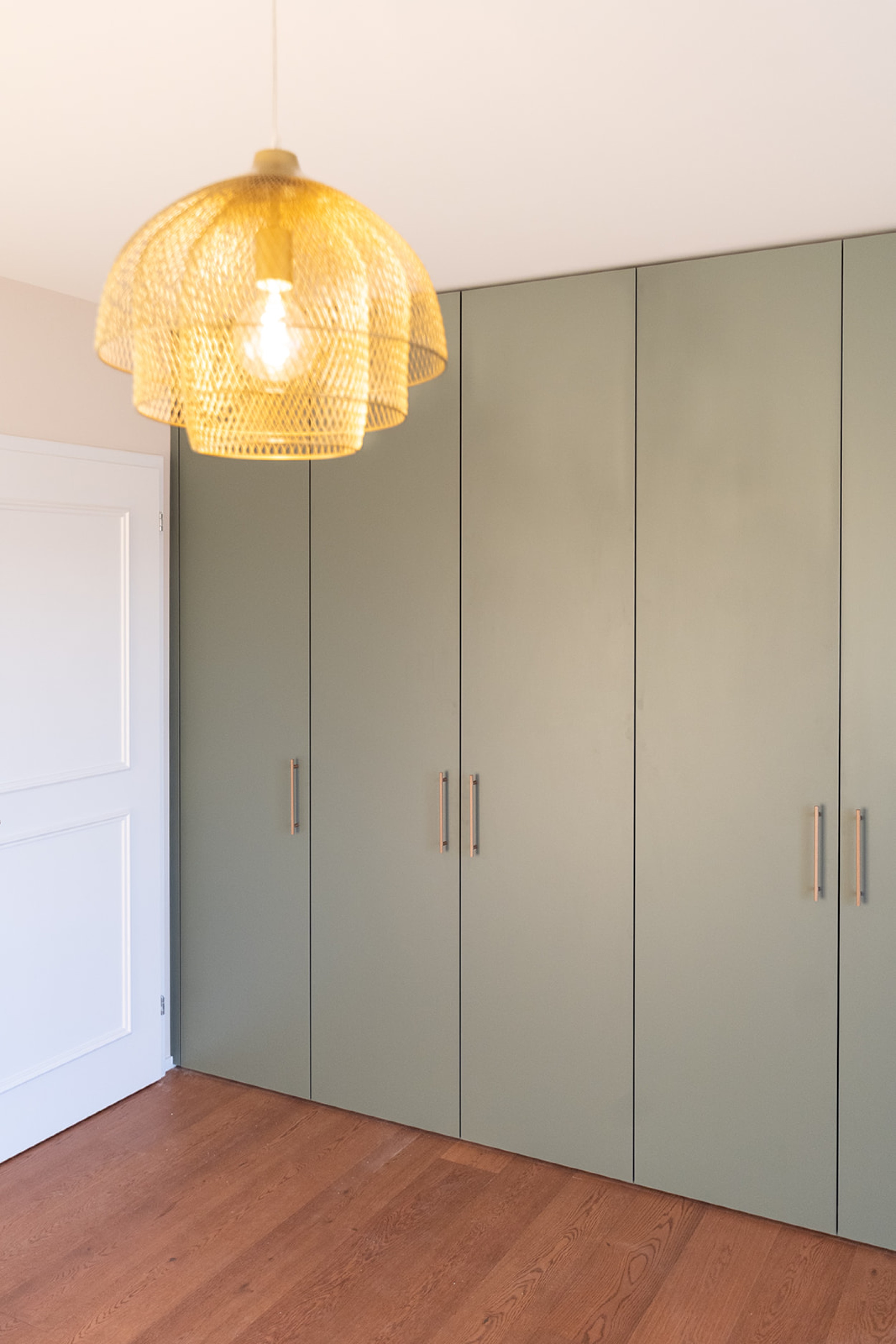 Massgefertigter Einbauschrank, der passgenau in den Raum eingebaut ist.