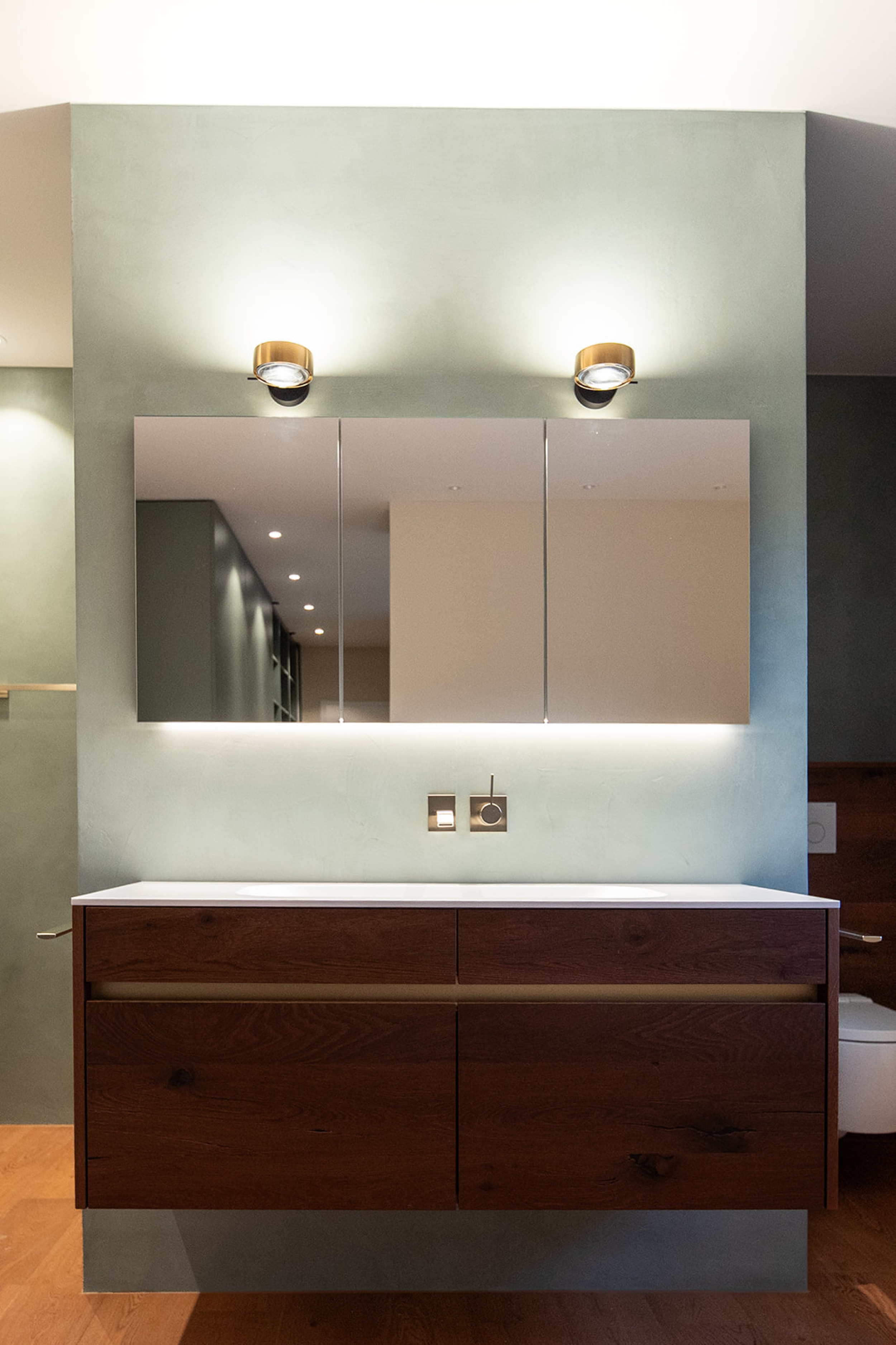 Stilvolles Badmöbel aus edlem Holz, kombiniert mit einem modernen Waschbecken und klarer, ruhiger Linienführung.