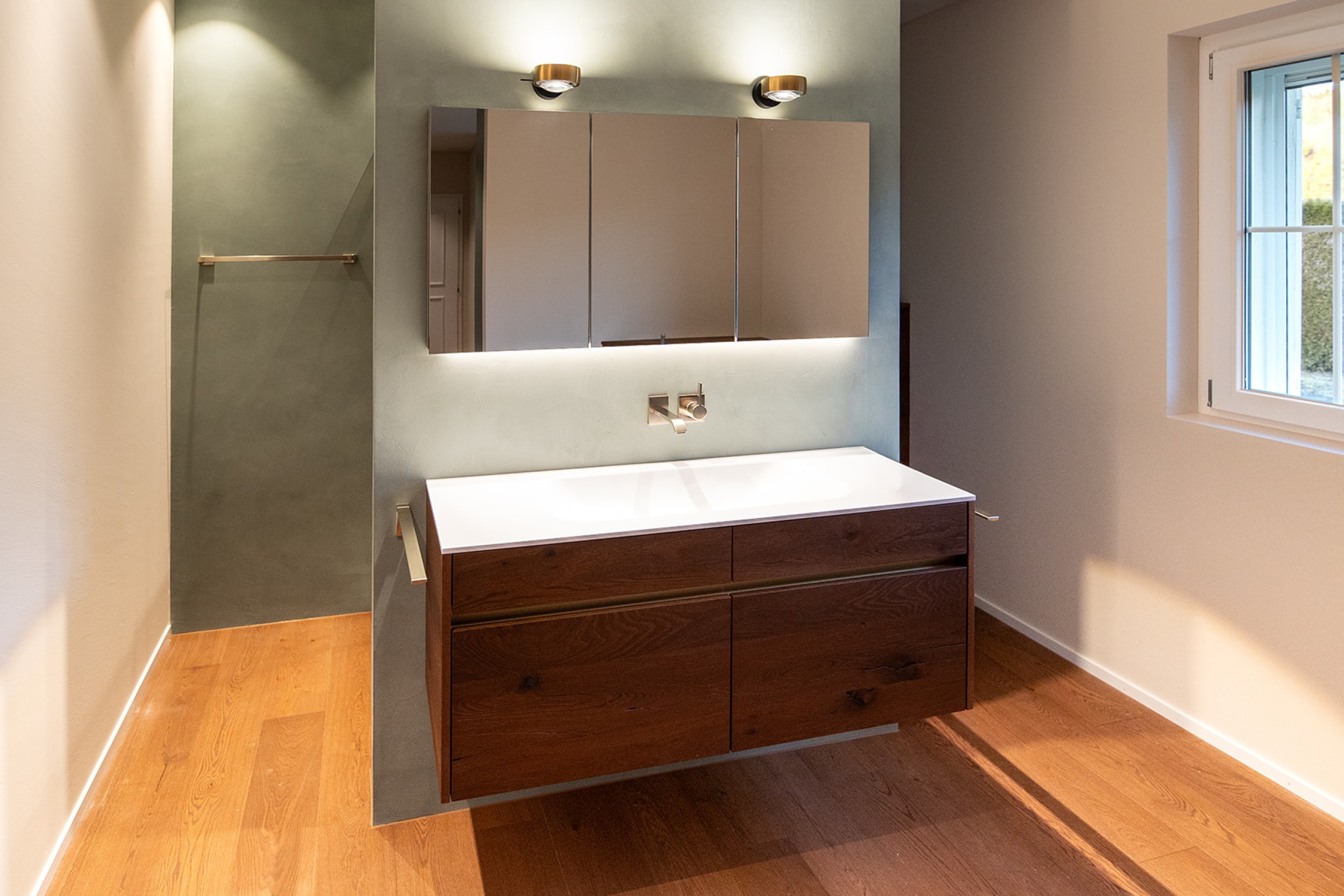 Stilvolles Badmöbel aus edlem Holz, kombiniert mit einem modernen Waschbecken und klarer, ruhiger Linienführung.