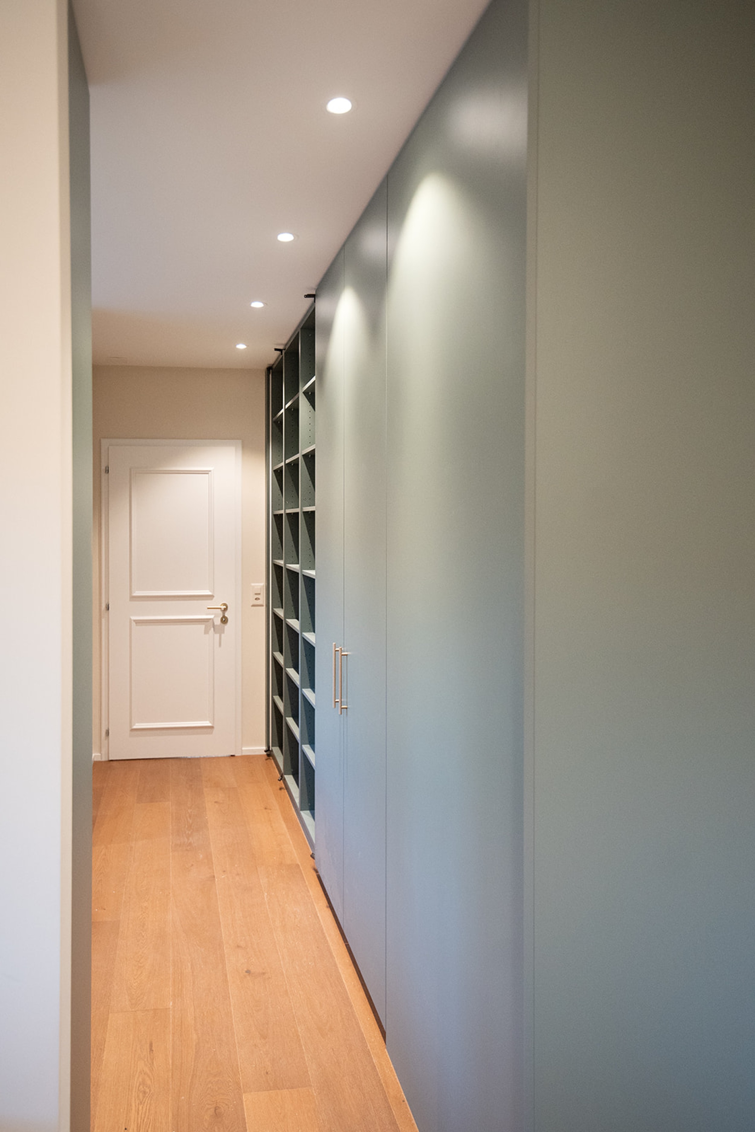 Massgefertigter Einbauschrank, der passgenau in den Raum eingebaut ist.