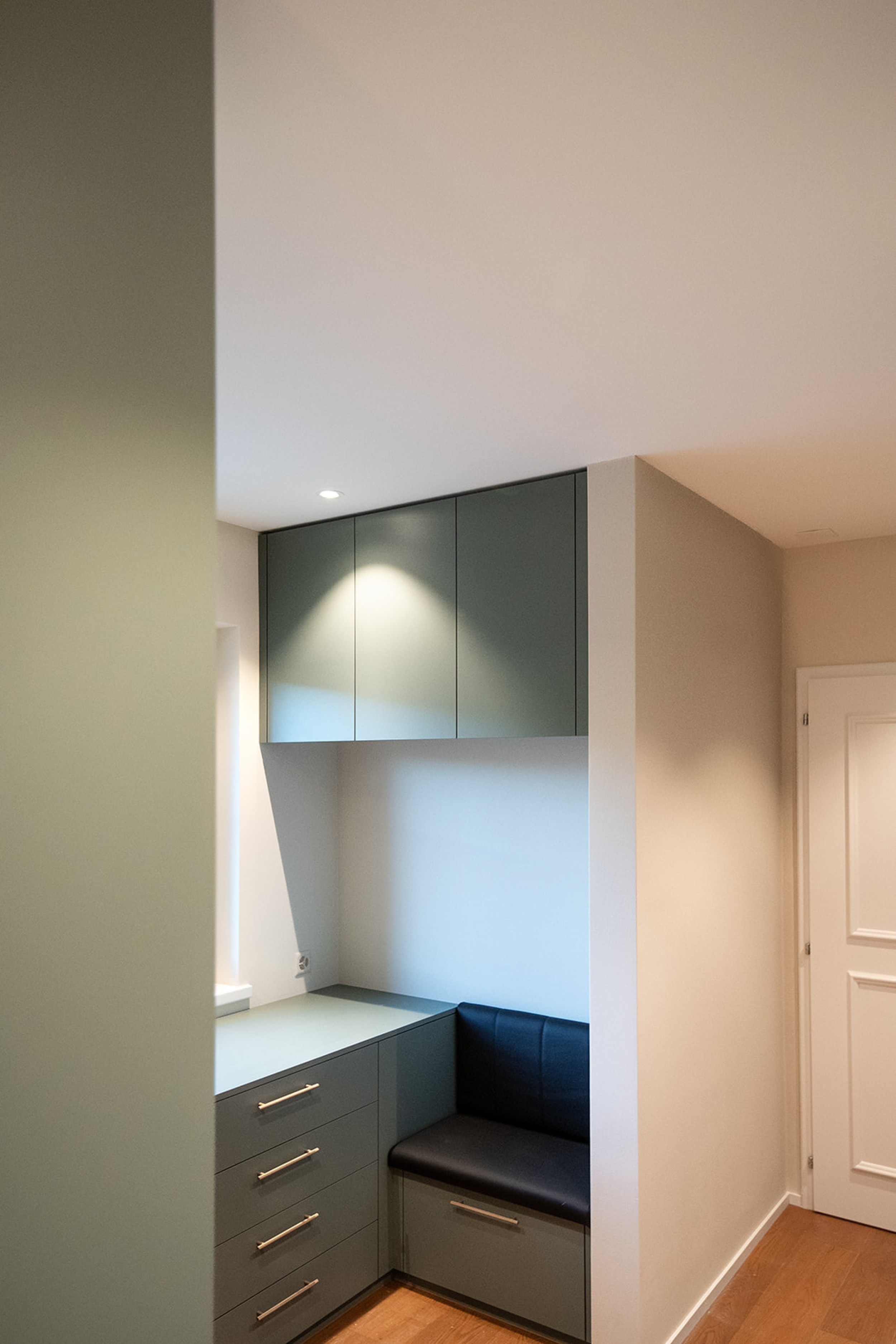 Massgefertigter Einbauschrank mit Sitzfenster, der passgenau in den Raum eingebaut ist.