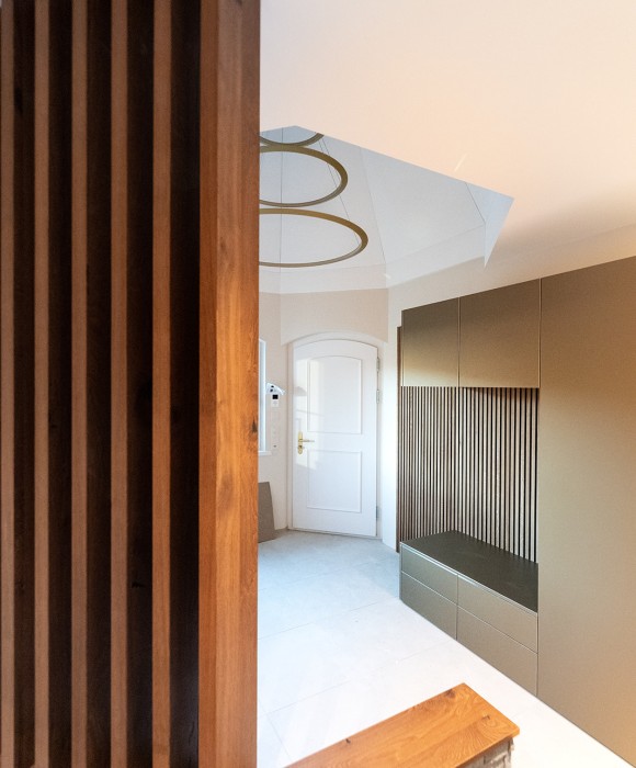 Massgefertigte Garderobe, welche passgenau in den Raum eingebaut wurde.