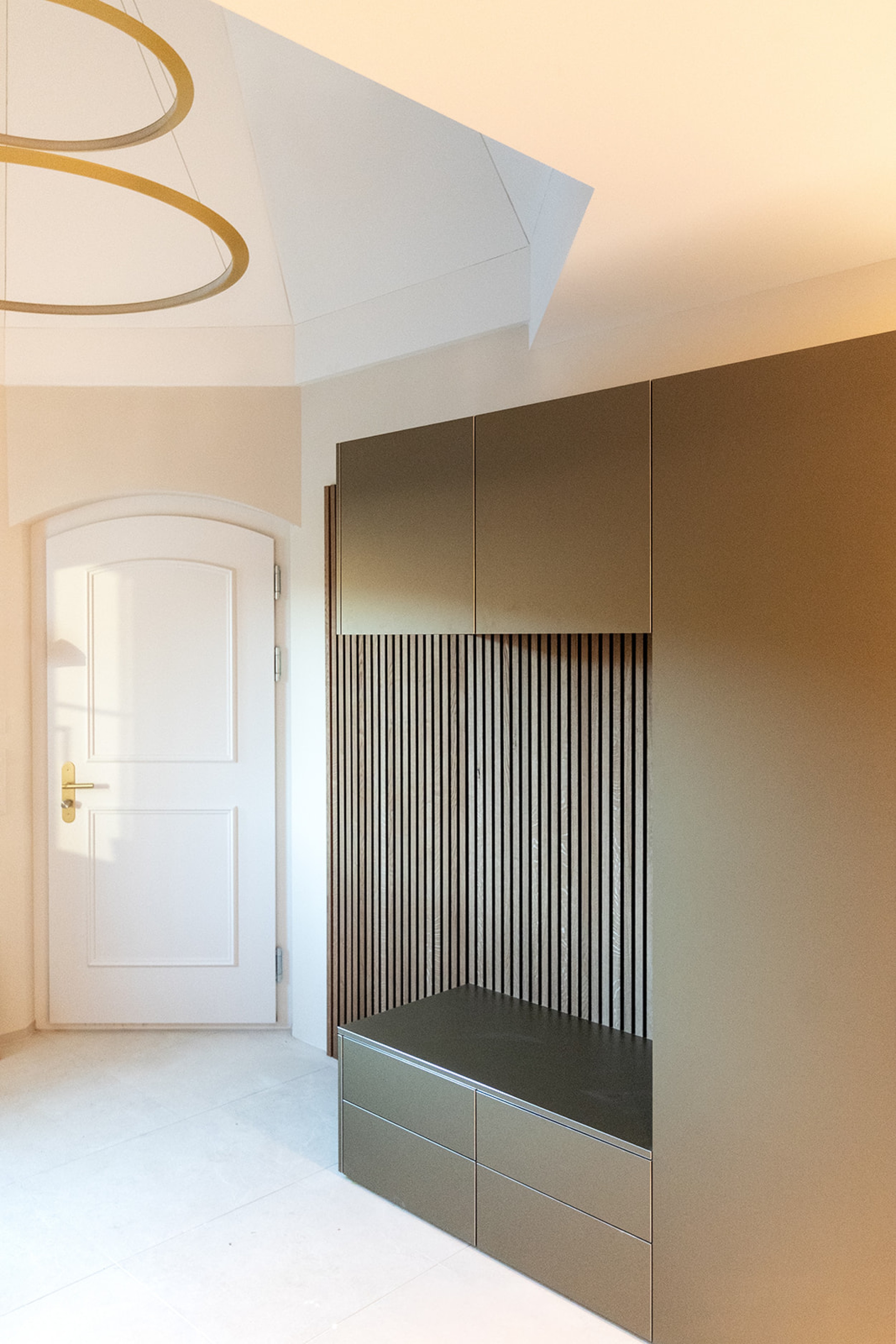 Massgefertigte Garderobe, welche passgenau in den Raum eingebaut wurde.