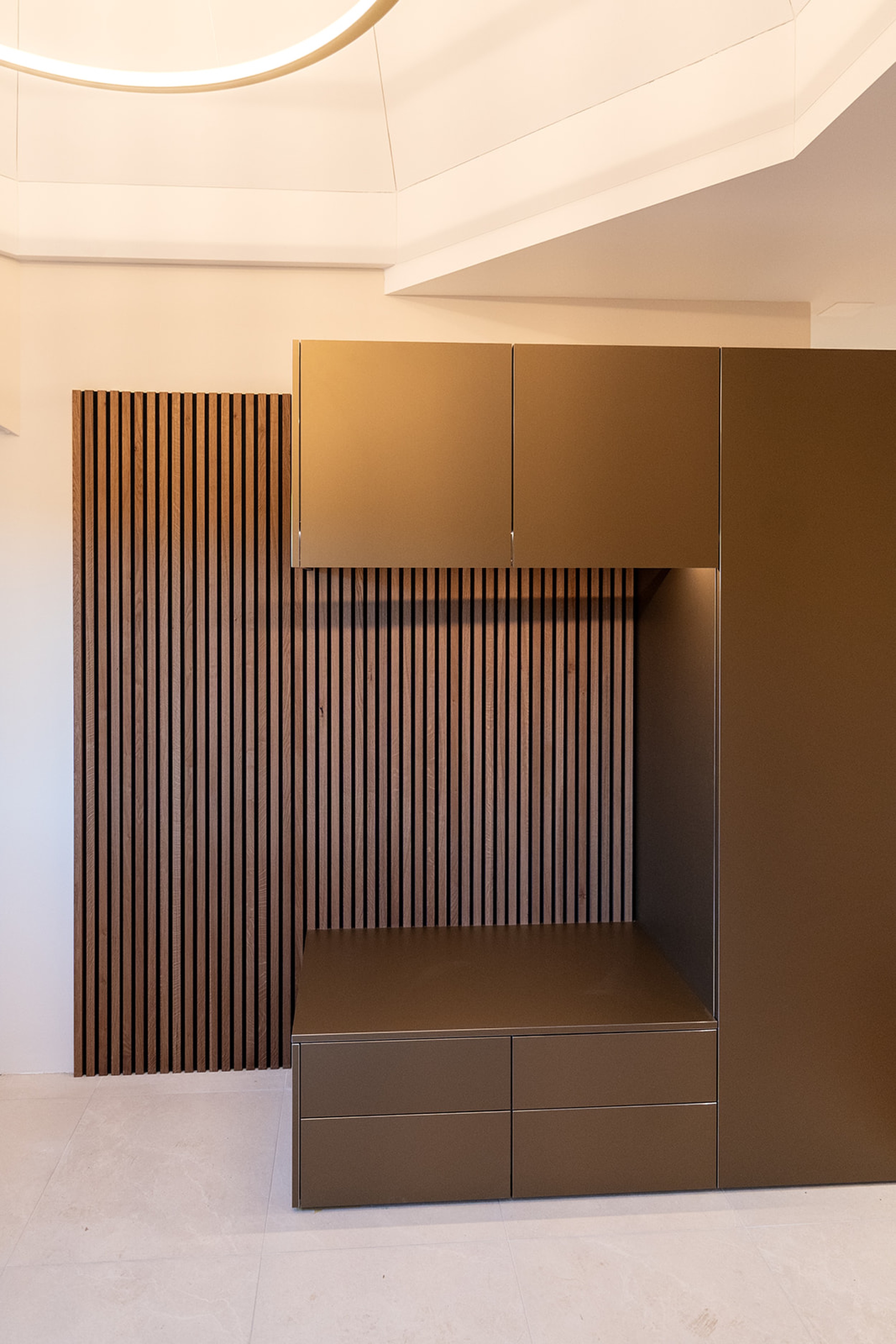 Massgefertigte Garderobe, welche passgenau in den Raum eingebaut wurde.