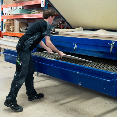 Blick hinter die Kulissen🔧

Hier siehst du einen unserer Mitarbeiter in Aktion: An der Vakuumpresse erhitzt er eine HI-MACS®-Platte, die später zu einem individuellen Lavabo geformt wird. Das...