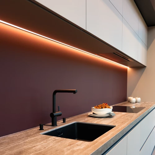 Deine Traumküche nach Mass 🍽

Ob mit Griffleisten, beleuchtetem Sockel, edlen Möbelfronten, Keramikabdeckungen oder innovativen Induktionskochfeldern – wir haben die passenden Materialien für deine...