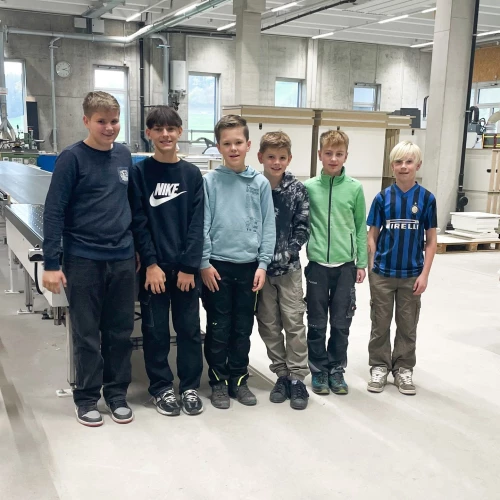 Es ist wieder Zukunftstag! 👷‍♂️👷‍♀️
6 Jungs schnuppern heute in unserer Manufaktur Schreinerluft. 🌲🔨
Von A bis Z dürfen die 5.- bis 7.-Klässler ein Schneidebrett selbst herstellen und sogar in...