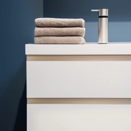 Tausendundeins Möglichkeiten für dein Traumbadmöbel! 🛁 ✨

Ob lackiert oder furniert, mit Schubladen oder Türen? Rundes oder eckiges Becken? Du hast die Wahl – bei uns wird dein Badmöbel zu einem...