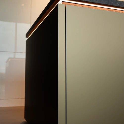 Akzente, die überraschen 💡
Manchmal sind es die unerwarteten Details, die Räume besonders machen. Elegante Leuchten fügen sich perfekt ins Design ein und setzen deine Küche stilvoll in...