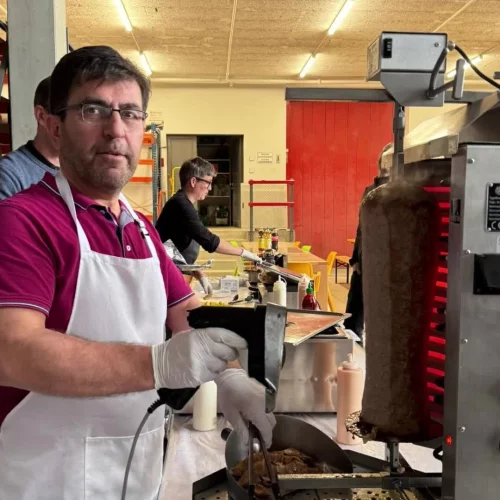 🌯🔥 Kebab à la Werkstatt – perfekter Start ins lange Wochenende.🥙

Heute gab es ein richtig leckeres Mittagessen für alle unsere Mitarbeiterinnen und Mitarbeiter: 
Kebab und Dürüm selbstgemacht aus...