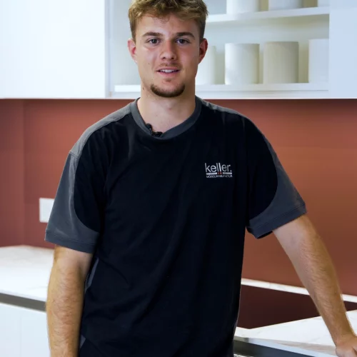 Bei Keller Züberwangen zählt nicht nur Holz — sondern auch der Mensch. 🪵👷🏼

Justin im 3. Lehrjahr schätzt die Vielfalt des Materials🪵, das starke Miteinander im Team 🤝 und die Unterstützung bei der...