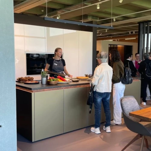 2025 – Küchen, Bad & Möbel 💐
Ein erfolgreiches Wochenende liegt hinter uns! An unserer Frühlingsausstellung präsentierten wir die neuesten Trends und Innovationen aus der Welt der Küchen, Bad und...