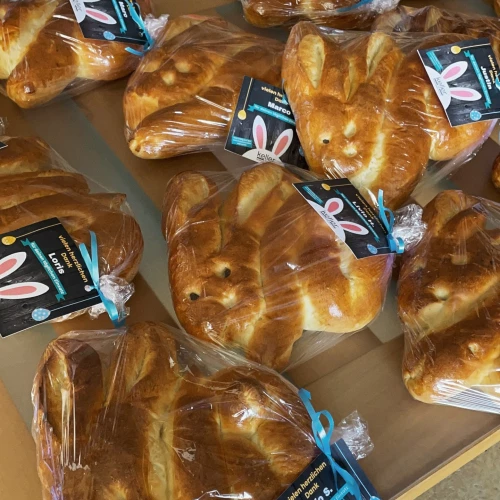 🐰Die Osterhasen sind los!🐰

Handwerkskunst aus der Backstube für unser Möbelmanufaktur-Team:
Unsere «Zopfosterhasen» wurden von der regionalen Bäckerei Näf in Zuckenriet, die wir zu unseren...