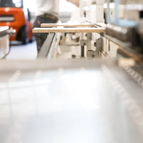 Hightech trifft Handwerk 🔧 💥
Unser Maschinenpark ist hochmodern und immer top gewartet – für Präzision auf höchstem Niveau.
Zum Beispiel mit unserer Kantenleimmaschine, dem Flächenlager mit...