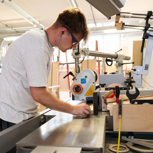 Neu in unserer Produktion: Hochmoderne Kehlmaschine im Einsatz 🛠️ 🚀 

Wir investieren in Qualität und Effizienz: Unsere neue Kehlmaschine ist da – leistungsstark, präzise und perfekt für höchste...