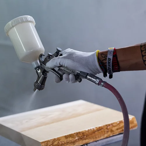 Oberfläche ist nicht gleich Oberfläche – bei uns zählt jedes Detail.

Die richtige Oberflächenbehandlung macht aus gutem Holz ein echtes Meisterstück.
Ob geölt, lackiert, gebürstet oder gebeizt –...