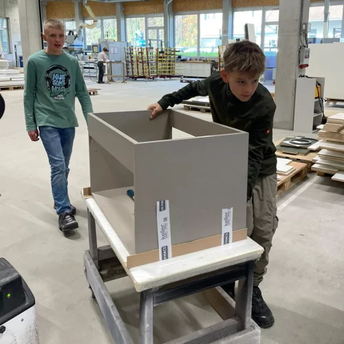 ✨ Nationaler Zukunftstag 2025 ✨

Heute durften wir 6 motivierte Jungs bei uns in der Manufaktur begrüssen, die in die Berufe Schreiner und Zeichner Fachrichtung Innenausbau hineinschnupperten....