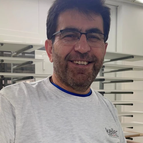 🎉 Jubiläum bei Keller Züberwangen 🪵

Wenn jemand unseren Möbeln den perfekten letzten Schliff verleiht, dann er:
Rafet Karakas – seit 25 Jahren unser Oberflächen-Spezialist🧑‍🎨.

 ✨Spezialist in...