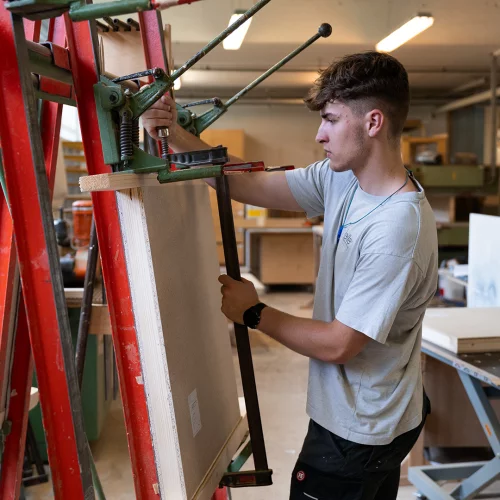 Arbeitest du gerne schnell und präzise?

Dann könnte der Schreinerberuf genau dein Ding sein.
Hier verbindest du handwerkliches Können ✋ mit dem vielseitigen Werkstoff Holz 🌳 und modernem digitalem...