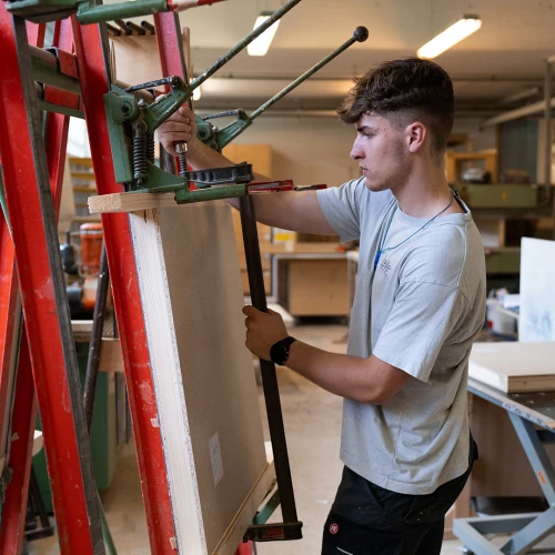 Arbeitest du gerne schnell und präzise?

Dann könnte der Schreinerberuf genau dein Ding sein.
Hier verbindest du handwerkliches Können ✋ mit dem vielseitigen Werkstoff Holz 🌳 und modernem digitalem...