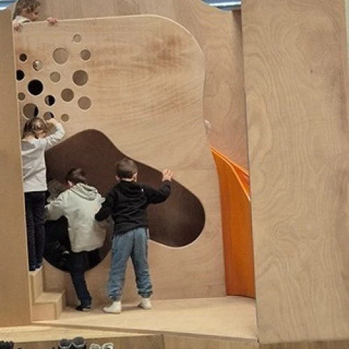 👧Kleine Tester auf großer Fahrt: Kindergarten Züberwangen prüft Rutschbahnen auf Herz und Nieren👦
Wir hatten das Vergnügen, die kleinen Rutschbahn-Tester von der wohl dynamischsten Testgruppe...