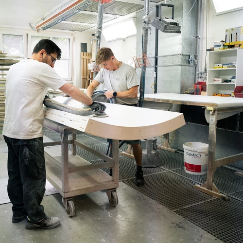 Perfekte Oberflächen aus unserer Manufaktur. ✨

Ob gross, klein, rund, eckig: Unser Oberflächen-Team gibt jedem Werkstück den letzten Schliff. 🛠️
Eine saubere Oberfläche sorgt nicht nur für eine...