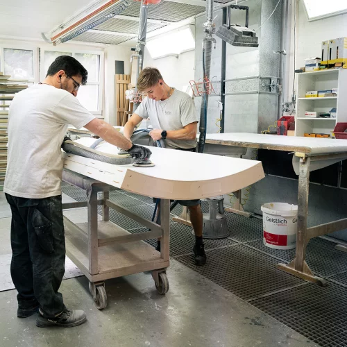 Perfekte Oberflächen aus unserer Manufaktur. ✨

Ob gross, klein, rund, eckig: Unser Oberflächen-Team gibt jedem Werkstück den letzten Schliff. 🛠️
Eine saubere Oberfläche sorgt nicht nur für eine...