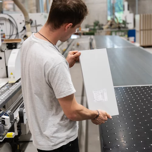 🪵 Perfekte Kanten. Präzise verarbeitet.

Unser Kantenleimer sorgt für saubere und langlebige Kanten an jeder Platte. Die Kanten werden automatisch angeleimt, exakt abgelängt, bündig gefräst und...