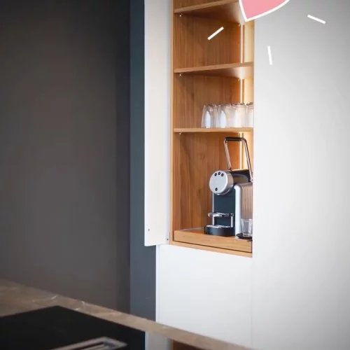 Aufmachen ausdrücklich erlaubt. 😉

In unserem Showroom darf nicht nur geschaut, sondern auch geöffnet, ausprobiert und entdeckt werden. Denn bei Küchen und Möbeln zählt nicht nur, wie sie aussehen...