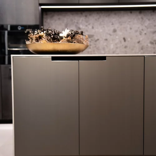 ✨ Zeitloses Design. Entwickelt für den Alltag.

Unsere Aluduro-Fronten überzeugen mit einer eleganten, matten Optik und einer besonders widerstandsfähigen Oberfläche. Sie sind kratzresistent,...