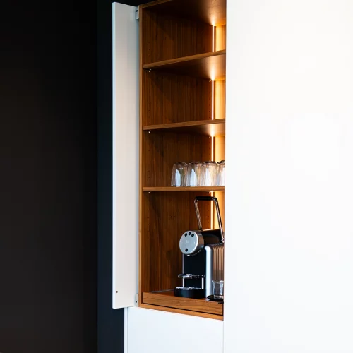 Kaffee auf Knopfdruck? ☕️

Die Kaffeemaschine ist praktisch im Schrank verstaut und lässt sich dank Auszugstablar einfach hervorziehen. Die integrierte Beleuchtung sorgt dabei für eine angenehme...